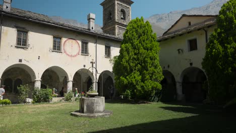 Sereno-Patio-En-La-Abadía-De-Novalesa,-Turín,-Piamonte