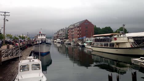 Portland,-Maine,-Uferpromenade-Mit-Nebel-Im-Hintergrund-Und-Booten-Am-Dock