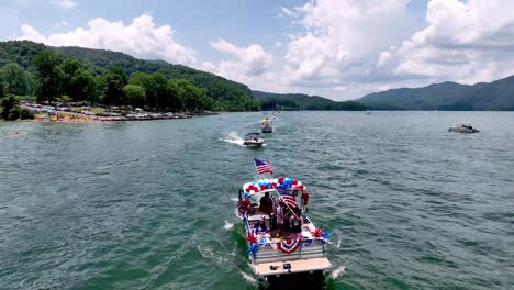 Bootsparade-Zum-Unabhängigkeitstag-In-Der-Nähe-Des-Point-Am-Watauga-Lake-In-Der-Nähe-Von-Elizabethton,-Tennessee