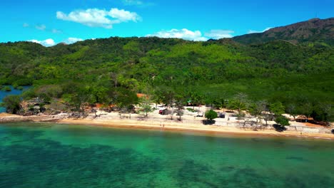 El-Vuelo-Aéreo-De-Drones-Se-Aleja-Y-Sube-Desde-La-Playa-De-Cabo-En-Un-Día-Soleado