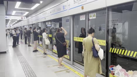 Metro-Gente-Subterránea-Esperando-El-Próximo-Tren