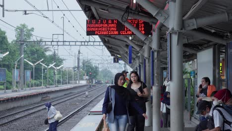 Gente-Esperando-En-La-Estación-De-Tren-De-Sudimara-En-El-Sur-De-Tangerang,-Indonesia