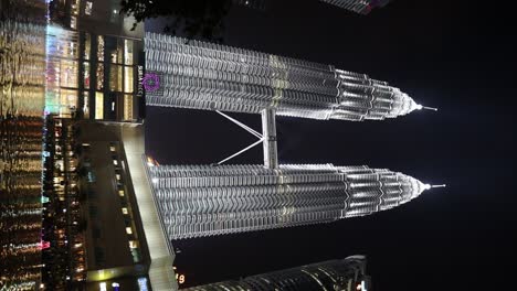 Petronas-Twin-Towers-KLCC-Spiegeln-Sich-Nachts-Im-Wasser-Und-Den-Lichtern-In-Kuala-Lumpur,-Malaysia