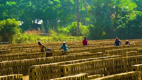 Foto-De-Trabajadores-Trabajadores-Ocupados-En-La-Fabricación-De-Ladrillos,-Campo-De-Ladrillos