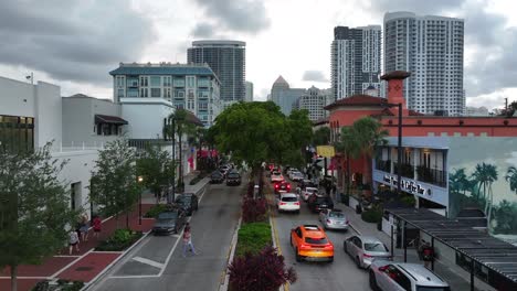 Luxury-shopping-and-traffic-on-Las-Olas-Boulevard-in-downtown-Fort-Lauderdale,-Florida