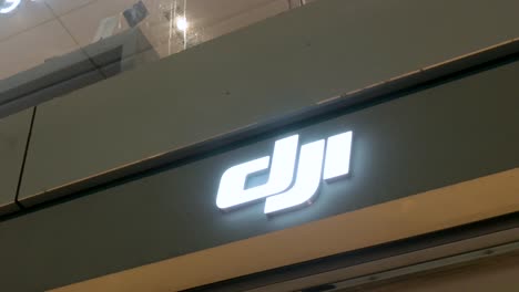 Los-Logotipos-De-Dji-Y-Hasselblad-Adornan-Su-Tienda-Durante-La-Noche-En-Hong-Kong.