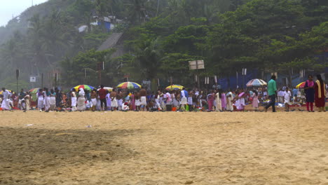 An-Tagen-Ohne-Mond-Führen-Die-Menschen-Am-Papanasam-Beach-In-Varkala,-Kerala,-Indien,-Das-„Bali-Tharpanam“-Durch,-Ein-Religiöses-Ritual-Für-Ihre-Verstorbenen-Vorfahren