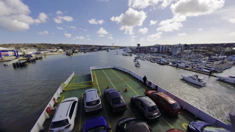 Malerische-Aussicht-Von-Einer-Red-Funnel-Fähre-Auf-Der-Fahrt-Von-Southampton-Nach-Cowes,-Gefilmt-Im-Jahr-2024