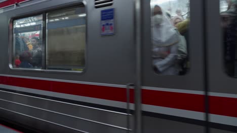 Zug-Kommt-Am-Bahnhof-Sudimara,-South-Tangerang-An,-überfüllter-Bahnsteig,-Wartende-Passagiere