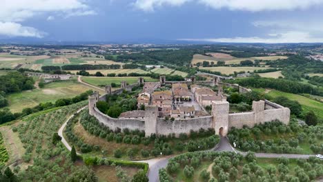 Monteriggioni.-Italia.-Vista-De-Drones.-4k