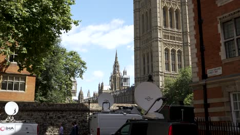 Camiones-Vía-Satélite-Estacionados-Cerca-De-La-Cámara-Del-Parlamento-En-Londres-Con-Antenas-De-Comunicación-Apuntando-Hacia-El-Cielo,-Lo-Que-Ilustra-La-Presencia-De-Los-Medios-En-Un-Lugar-Importante.