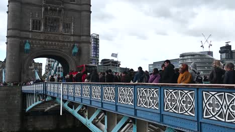 Cruzando-El-Tower-Bridge,-Londres,-Reino-Unido.