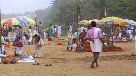 La-Gente-Realiza-El-&#39;bali-Tharpanam&#39;,-Un-Ritual-Religioso-Para-Sus-Antepasados-Fallecidos-En-El-Día-Sin-Luna-En-La-Playa-De-Papanasam,-Varkala,-Kerala,-India.