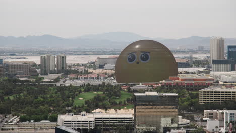 Entzückendes-Riesiges-Smiley-Gesicht-Auf-Der-Las-Vegas-Kugel-Blickt-In-Den-Wüstenhimmel