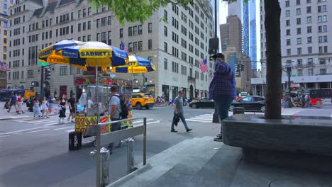 Ein-Zeitraffer-Eines-Sabrett-Hotdog-Standes-An-Der-Kreuzung-Der-E-58th-Street-Und-Der-Fifth-Avenue-An-Einem-Sonnigen-Tag-In-New-York