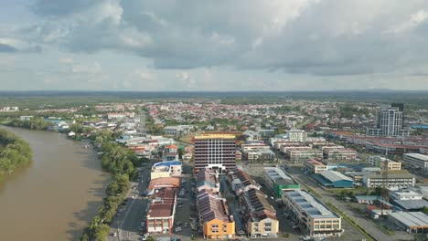 Ariel-Ansicht-Der-Serike-Stadt-Sarawak,-Borneo