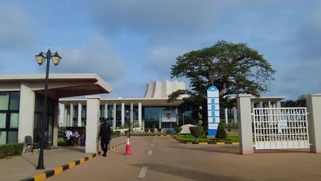 Vista-Del-Edificio-Del-Centro-Internacional-De-Conferencias-Sir-DK-Jaara-Desde-La-Puerta-De-Entrada-Que-Muestra-Un-Enorme-árbol-Baobab