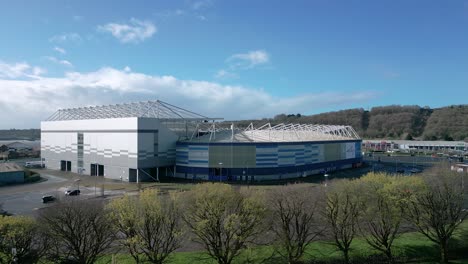 Vista-Aérea-Del-Estadio-De-La-Ciudad-De-Cardiff-Elevándose-Sobre-El-Estacionamiento-Y-Los-árboles-Del-Lugar-De-Origen