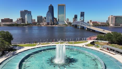 Friendship-Fountain-in-front-of-downtown-Jacksonville,-Florida-skyline