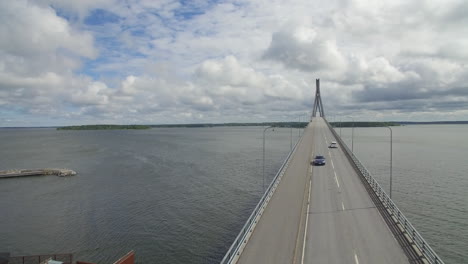 Langsamer-Seitlicher-Drohnenflug-über-Der-Replot-Brücke-Von-Raippaluoto