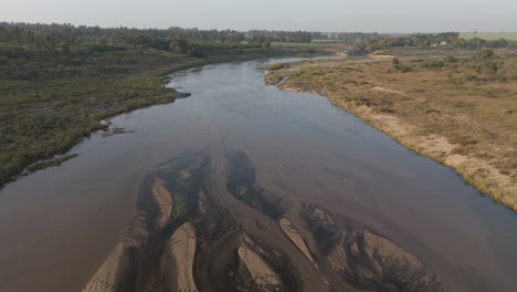 Hochgeschwindigkeits-Drohnenflug-über-Dem-Saisonalen-Oder-Kurzlebigen-Krokodilfluss-Im-Krüger-Nationalpark