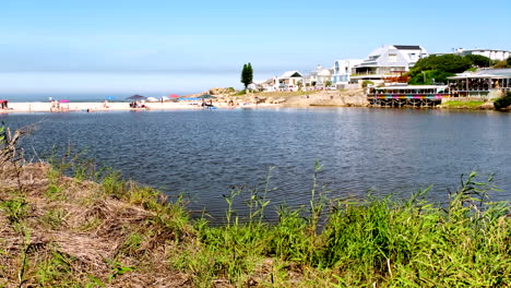 Famosa-Ciudad-Vacacional-De-Onrus-Con-Playa-De-Arena-Blanca-Y-Restaurante-De-Leche-Junto-A-La-Laguna