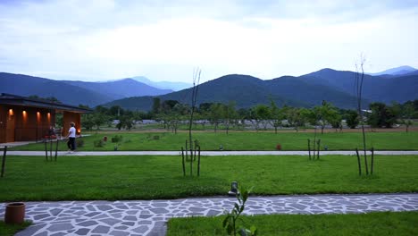 Ein-Blick-Am-Frühen-Morgen-Auf-Wolken,-Die-über-Die-Grünen-östlichen-Berge-Im-Lopota-Lake-Resort-In-Georgia-Ziehen