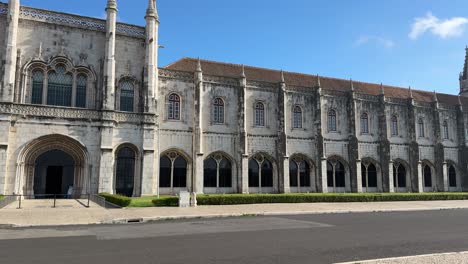 Panning-shot-of-the-magnificent-architecture-of-the-Mosteiro-dos-Jerónimos-in-Belem,-Lisbon,-Portugal