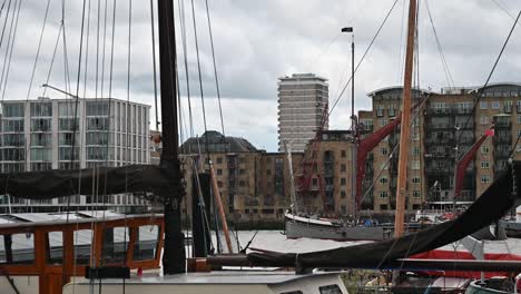 Large-boat-on-the-Thames,-London,-United-Kingdom