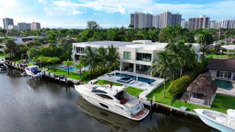 Mann-Putzt-Eine-Jacht,-Die-An-Einer-Multimillionen-Dollar-Villa-Am-Kanal-In-Florida-Angedockt-Ist