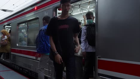 La-Gente-Sale-De-Un-Tren-Lleno-De-Gente-En-La-Estación-Rawa-Buntu-En-Tangerang-Selatan.