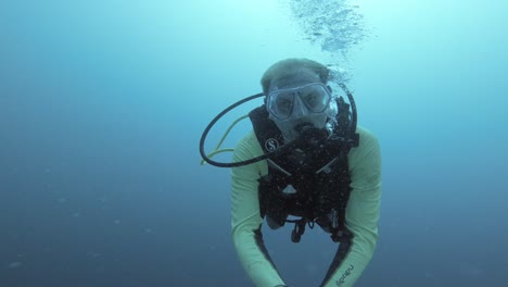 Ein-Taucher-Macht-Ein-Selfie-Vor-Dem-Tiefblauen-Wasser