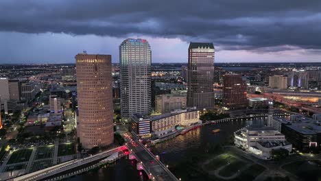 Horizonte-De-Tampa,-Florida-En-La-Noche