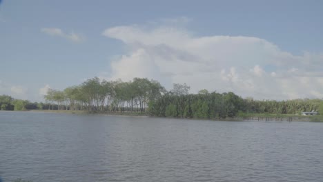 Frente-Al-Agua-Del-Río-Serike-Sarawak,-Borneo