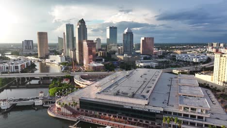 Centro-De-Convenciones-De-Tampa-Y-El-Horizonte-A-Lo-Largo-Del-Río-Hillsborough