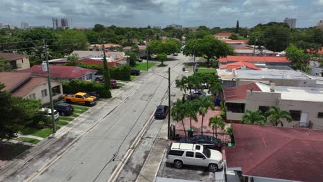 Casas-De-Barrio-Americano-Del-Suburbio-De-Miami-Durante-El-Día-Nublado