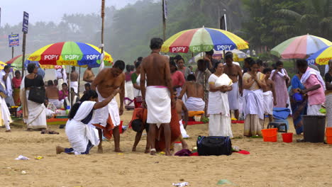 An-Tagen-Ohne-Mond-Führen-Die-Menschen-Am-Papanasam-Beach-In-Varkala,-Kerala,-Indien,-Das-„Bali-Tharpanam“-Durch,-Ein-Religiöses-Ritual-Für-Ihre-Verstorbenen-Vorfahren