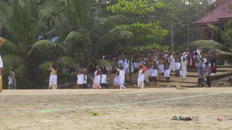 An-Tagen-Ohne-Mond-Führen-Die-Menschen-Am-Papanasam-Beach-In-Varkala,-Kerala,-Indien,-Das-„Bali-Tharpanam“-Durch,-Ein-Religiöses-Ritual-Für-Ihre-Verstorbenen-Vorfahren