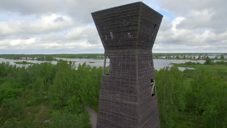 Aufsteigender-Drohnenschuss-Des-Historischen-Saltkaret-Aussichtsturms,-Mustasaari