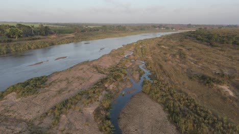 Shallow-seasonal-crocodile-river-early-morning-sunrise-light-in-braided-streams