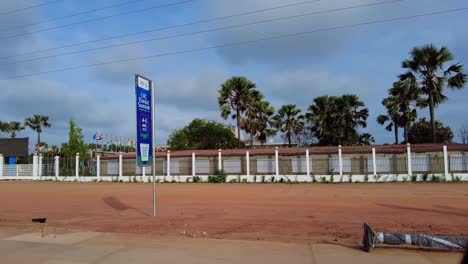 Entrada-Exterior-Del-Centro-Internacional-De-Conferencias-Sir-DK-Jaara-Desde-La-Ventanilla-Del-Coche-En-La-Autopista