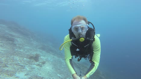 Ein-Taucher-Macht-Ein-Selfie-Vor-Dem-Tiefblauen-Wasser