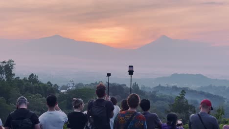 Sonnenaufgang-Am-Punthuk-Setumbu-Ist-Voll-Mit-Touristen-Die-Den-Sonnenaufgang-Beobachten