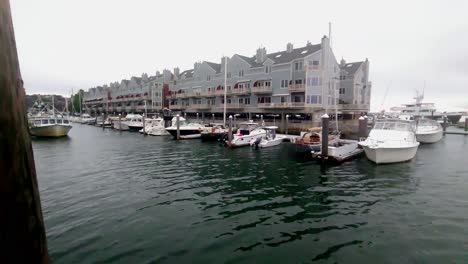 Chandler&#39;s-Wharf-Portland,-Maine,-Con-Barcos-Atracados-Cerca-De-Condominios-De-Lujo