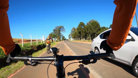 Cyclists-in-a-cycle-lane-shared-with-a-highway,-captured-in-hyperlapse