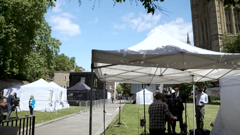 Carpas-De-Prensa-Y-Equipos-De-Cámara-Instalados-En-El-Evento-Abingdon-Street-Gardens,-Cerca-De-Westminster.