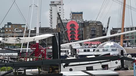 Party-Boat-on-the-Thames,-London,-United-Kingdom