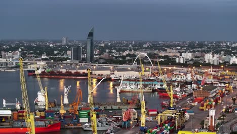 Luftaufnahme-Des-Hafens-Von-Montevideo-Und-Der-Gebäude-Am-Wasser-In-Der-Dämmerung,-Uruguay,-60 fps