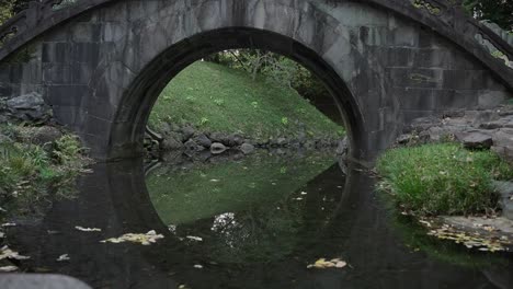 Puente-De-Media-Luna-Del-Jardín-Japonés-4k-120-Fps-Ralentizado-Al-20%-De-Velocidad