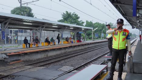 Gente-Esperando-En-La-Estación-De-Tren-De-Sudimara-En-Tangerang-Selatan-En-Un-Día-Nublado